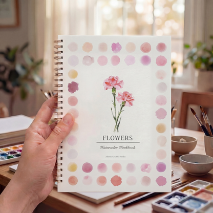 Kit aquarelle Flowers avec carnet illustré fleurs tenu en main